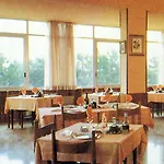 Caesar Fronte Mare In Centro Di 3* Milano Marittima