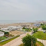 Caesar Fronte Mare In Centro Di Milano Marittima