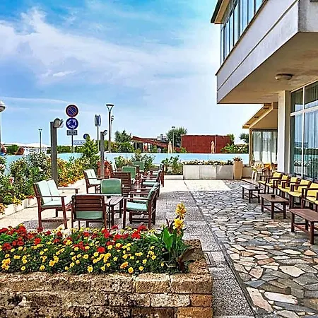 מלון Caesar Fronte Mare In Centro Di 3*